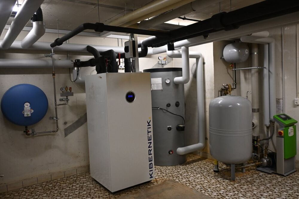 Die installierten Wärmepumpen sind mit Invertertechnologie ausgestattet, damit die benötigten Wärmeleistungen der vier Gebäude genau nach Bedarf geregelt werden können.